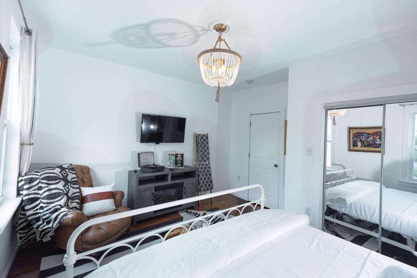Maximalist Getaway Near Temple Holiday home *